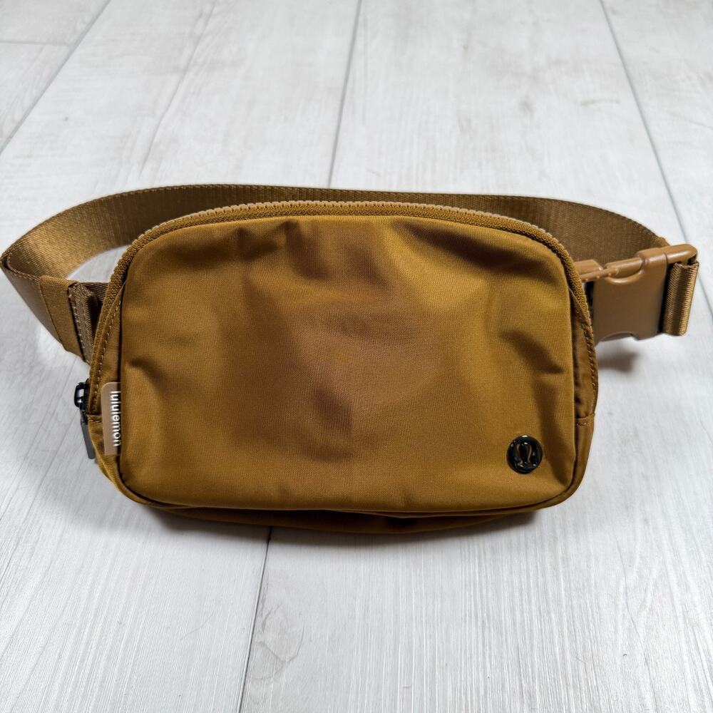 Lululemon Everywhere 1L Belt bag Gold Mustard Yellow Belly Hip Fanny Pack Travel
